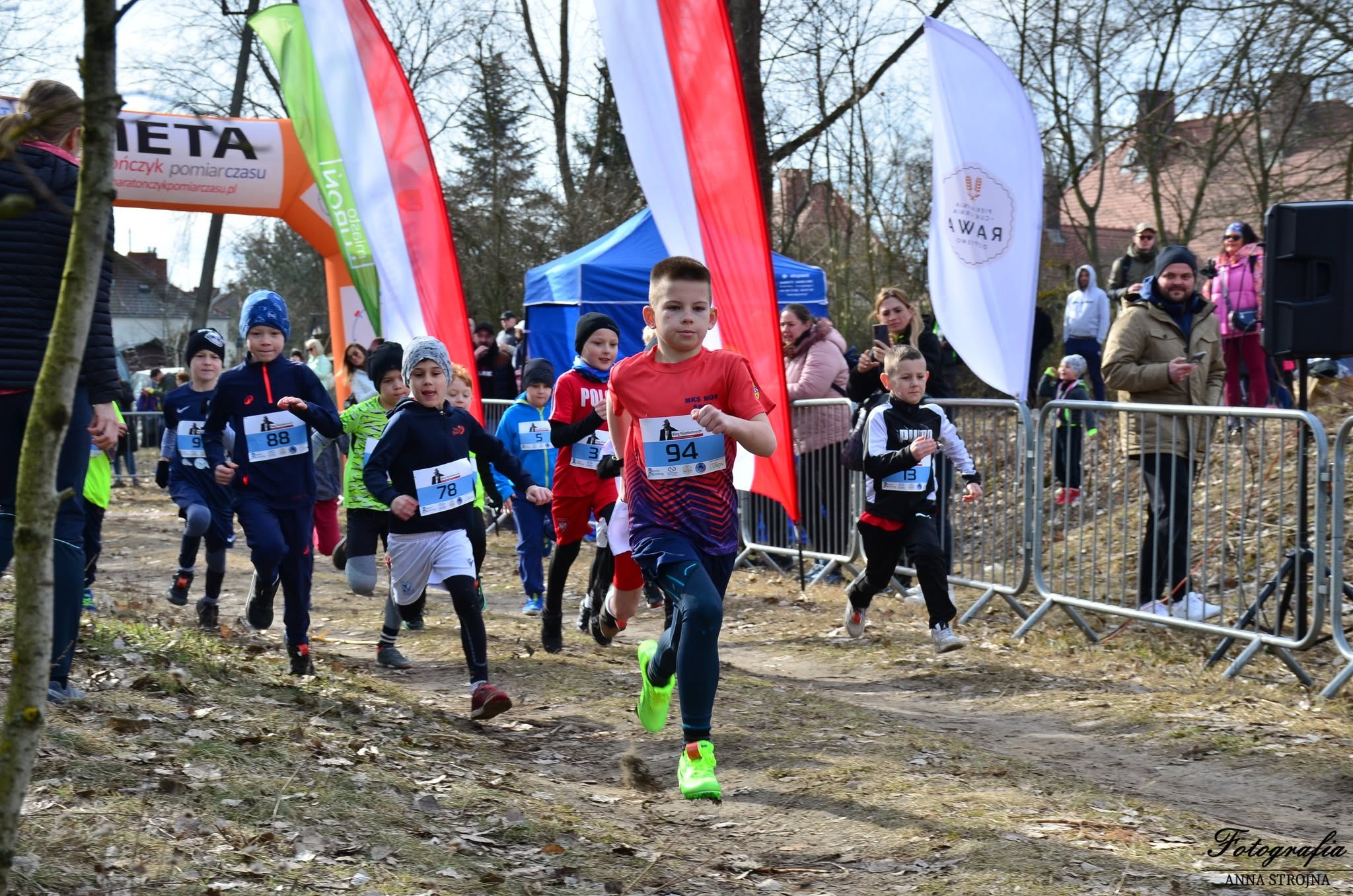 Dzieci biegnące na zawodach Ronin Running