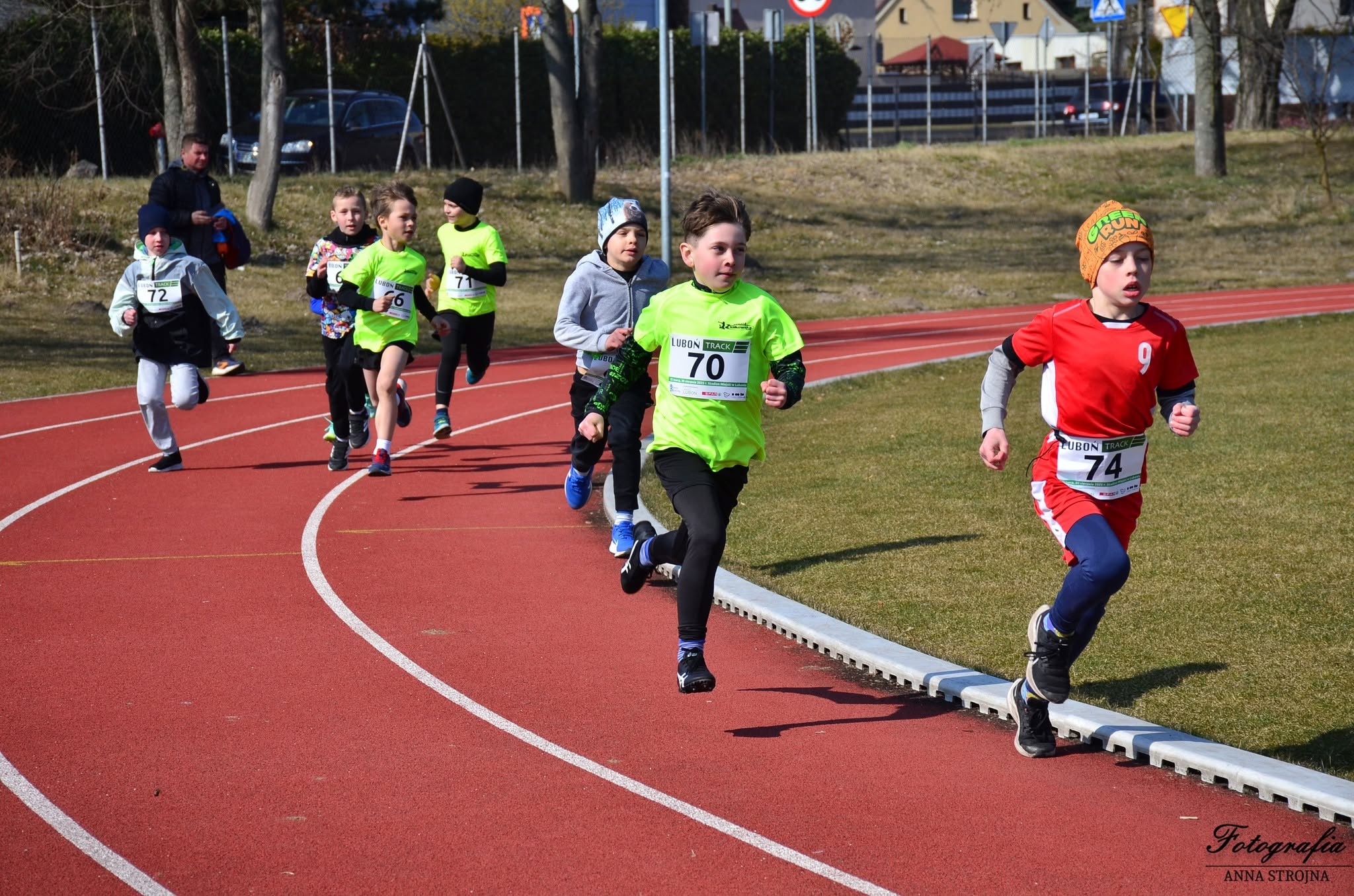 Start zawodników na bieżni Luboń Track